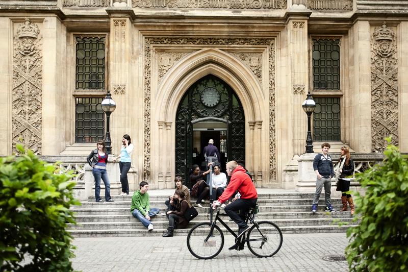 King’s College London Undergraduate Scholarships for UK EU and Overseas Students 2017